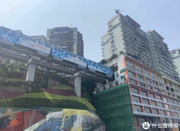 股腰包 文旅消费月打卡李子坝：轻轨穿楼的震撼与省钱玩法